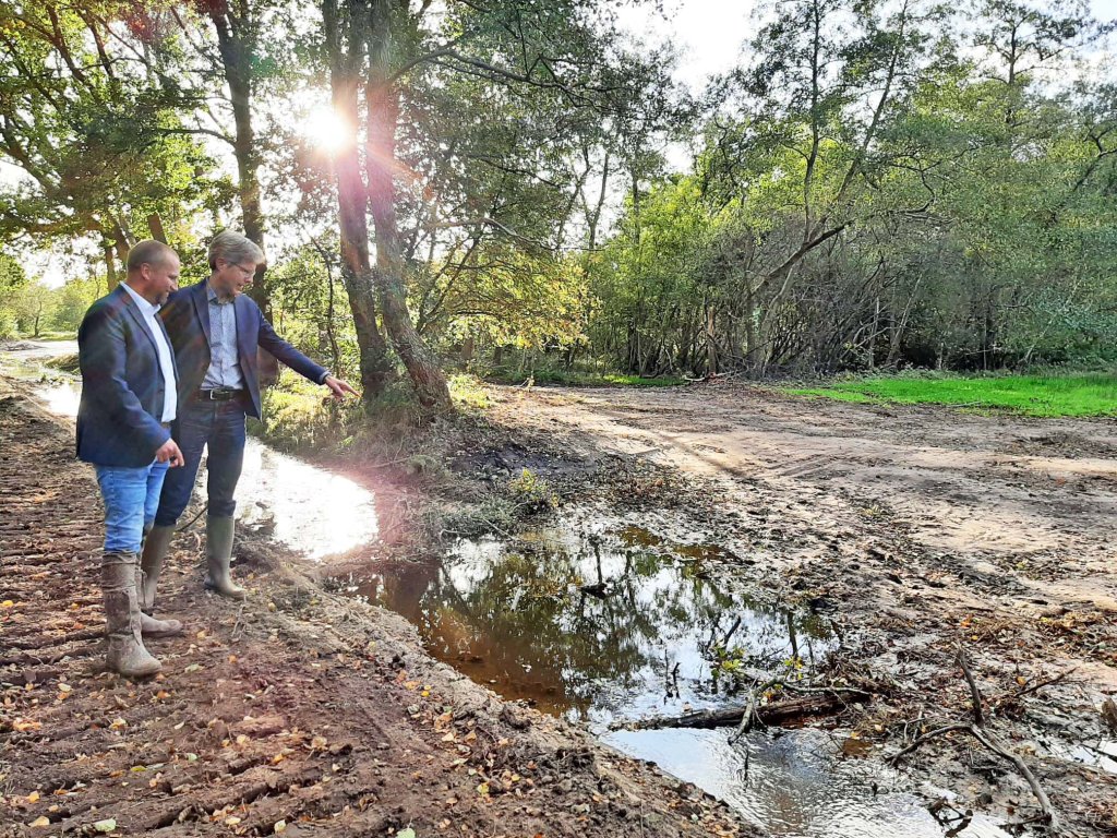 Alwijn ten Cate (dagelijks bestuurslid waterschap Brabantse Delta) en Joris Hogenboom (directeur Brabants Landschap)in de Vloeiweide