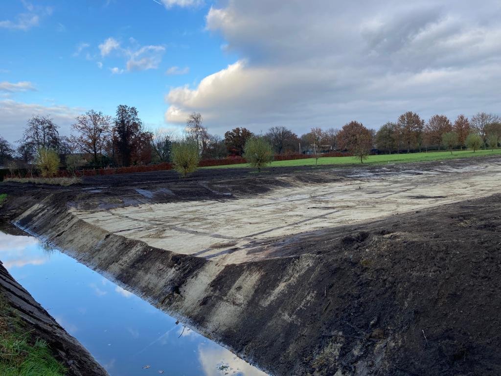 Sloot met daarnaast afgegraven grond