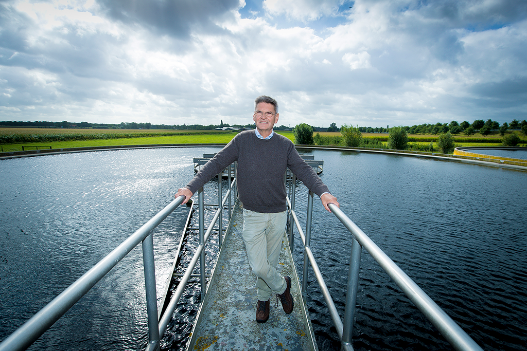 Dijkgraaf Kees Jan de Vet staande op een brug over het water