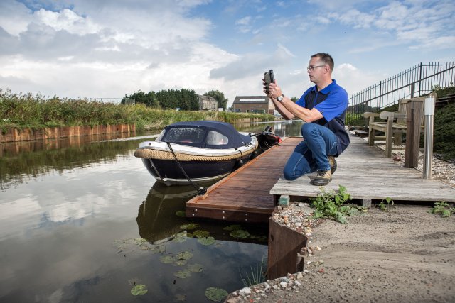 medewerker waterschap brabantse delta controleert waterpeil