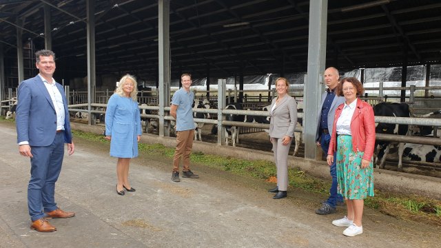 Bestuurders van de samenwerkende overheden en Jan Rasenberg (3e van links)