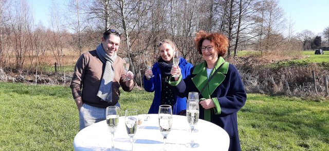 Ronald Leenders (directeur Leenders Projectontwikkeling B.V), de wethouder van Goirle Liselotte Franssen en lid van het dagelijks bestuur van waterschap Brabantse Delta Cecile Franssen