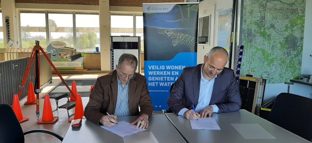 Kees de Rooij en Huibert van der Ven ondertekenen samenwerkingscontract 