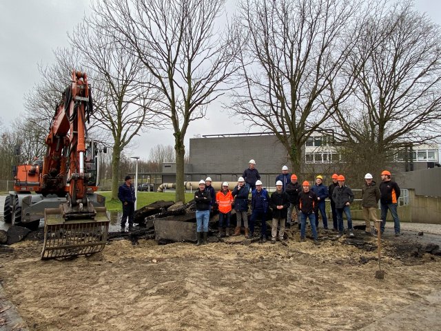 Waterschap Brabantse Delta en groenaannemer Van Helvoirt gaan samen aan de slag om het terrein groener en toegankelijker te maken.