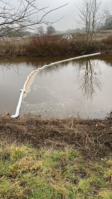 olieboom in het water