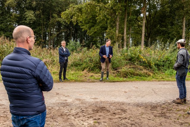 Wethouder Rik Grashoff en bestuurder waterschap Kees de Jong openden de Reeshofweide in tilburg 