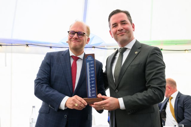 Erik de Ridder overhandigt de symbolische peilschaal