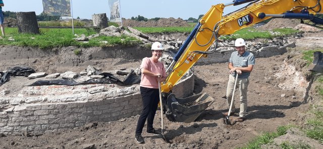 Wethouder Inge Raaijmakers en Kees Hoendervangers (Stichting Kasteel van Wouw) 