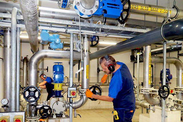 Medewerker verricht technische werkzaamheden aan een installatie