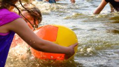 Spelende kinderen in het water