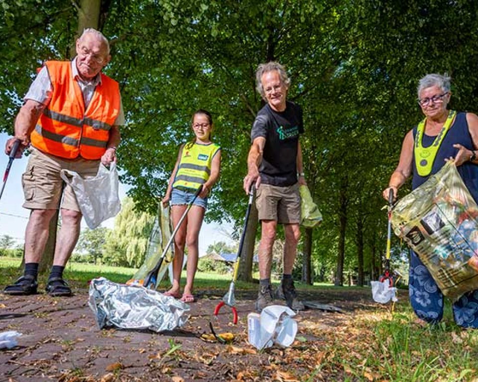 Samen afval opruimen