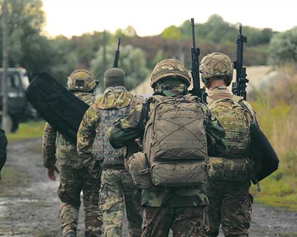 Militairen lopen met bepakking