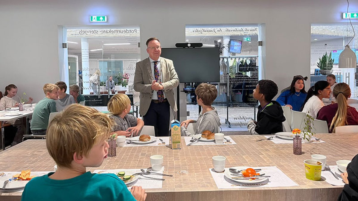 Burgemeester ontbijt gezond met groep 7/8 van De Klimtoren Drempt