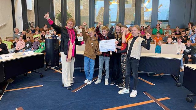 De winnaars van groep 8 aan de macht 2024 met burgemeester Van der Tas