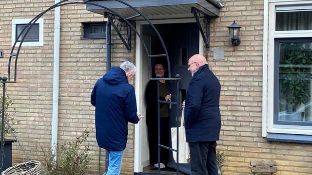 Wethouder Pelgrom en projectleider Tom Schooltink aan de voordeur in gesprek met inwoner