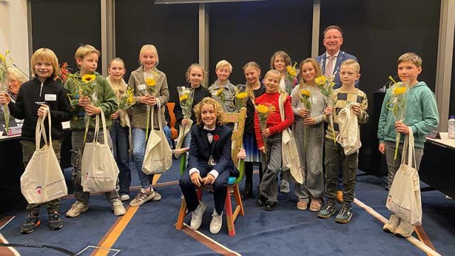 Jeugdburgemeester Kjell en het kinderparlement samen met burgemeester Patrick van Domburg