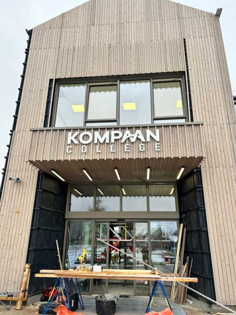 Nieuwe entree van Kompaan College, er staan nog allerlei bouwmaterialen