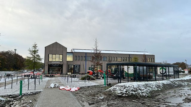 Vooraanzicht van Kompaan College in aanbouw, er ligt een dun laagje sneeu