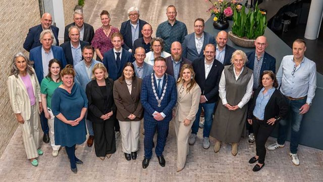 Groepsfoto van de leden van de nieuwe gemeenteraad
