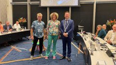 Nieuwe commissieleden Herman Eskes (Groep Westerink) en Evelien Verheij (CDA) samen met burgemeester Patrick van Domburg
