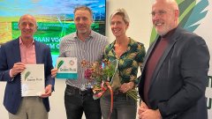 Uitreiking groene pluim aan Takkenkamp