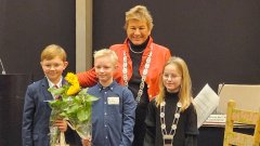 van links naar rechts: Kalle Schuurman, Diëm Nijenhuis, Burgemeester Marja van der Tas en jeugdburgemeester Lara Bouwman (Lieke van Dieten ontbreekt op deze foto)