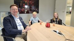 Burgemeester Patrick van Domburg met twee leden van het kinderparlement.