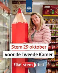 Vrouw met rood potlood in een supermarkt. Tekst: Stem 29 oktober voor de Tweede Kamer. Elke stem telt. 