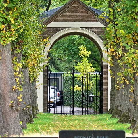 Foto van de poort van begraafplaats Loolaan