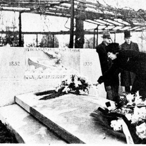 Onthulling van het grafmonument van Hendrik Willem Sebbelee op 8 januari 1940