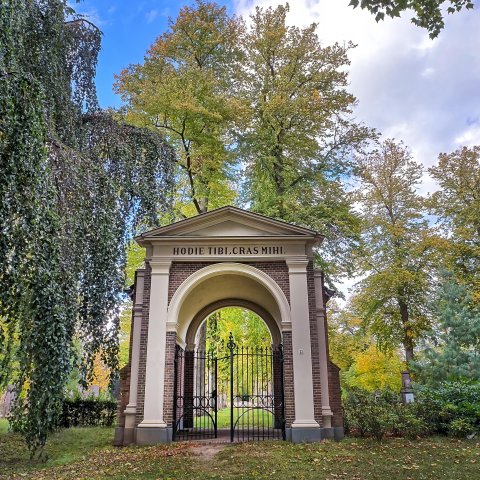 Foto van de poort van begraafplaats Loolaan