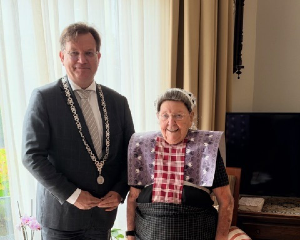 Burgemeester Jaco Geurts en mevrouw Koelewijn-Ruizendaal