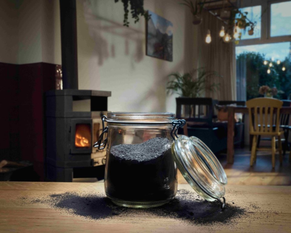 Gemiddeld komt er 28 gram fijnstof vrij tijdens een avondje stoken, dat komt overeen met de hoeveelheid grafiet in het potje.