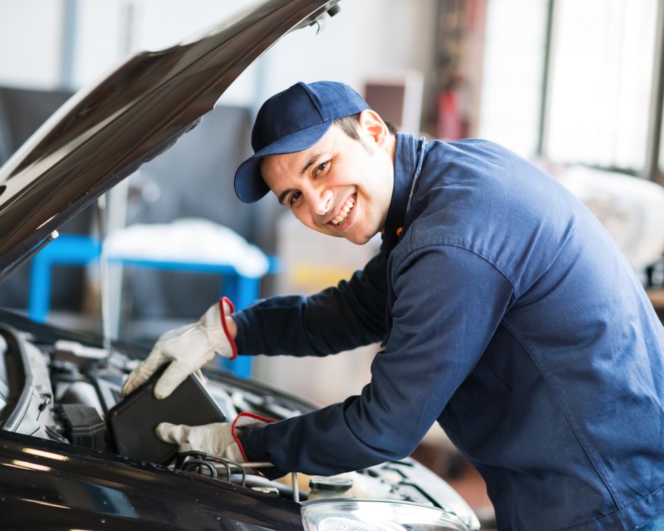 Jongen aan het werk in garage