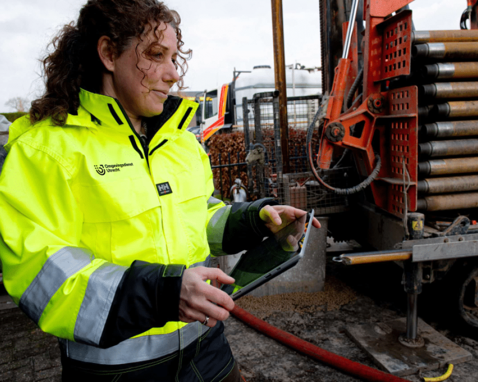 Medewerker van Omgevingsdienst Utrecht aan het werk