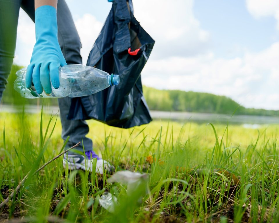 Persoon ruimt fles op