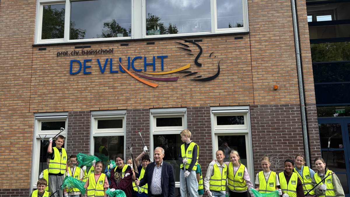 Leerlingen De Vlucht ruimen zwerfafval op tijdens Week van Mooi Schoon