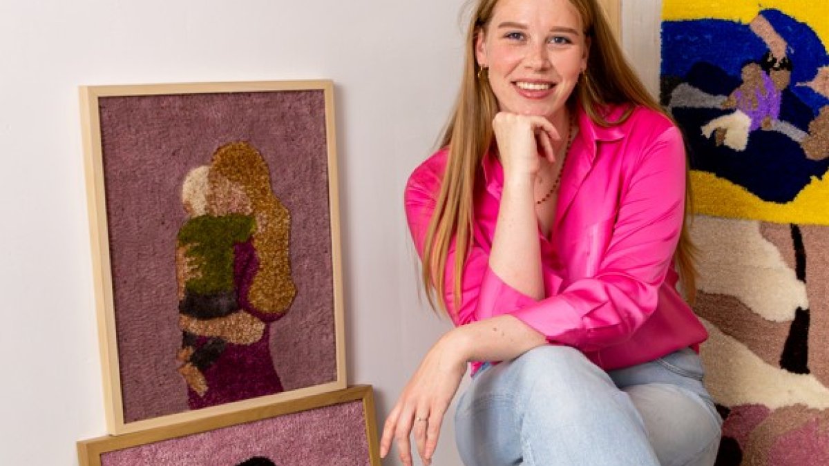 Géretta exposeert in gemeentehuis met tuftwerken