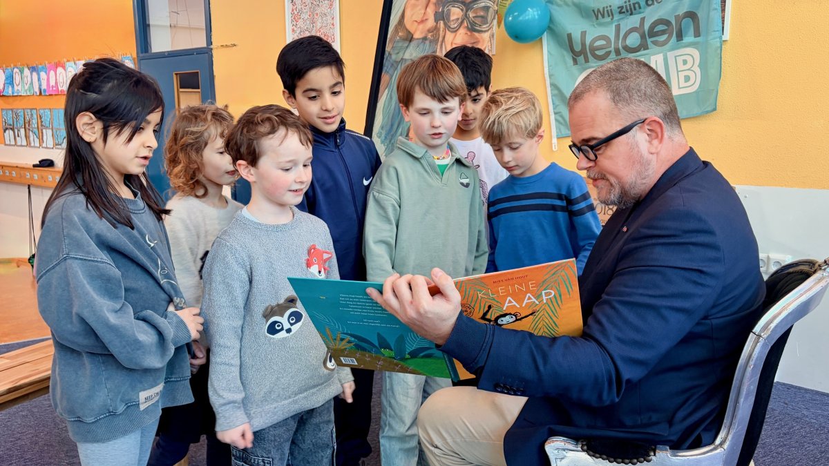 Wethouder Ariean van de Groep leest voor tijdens de Nationale Voorleesdagen