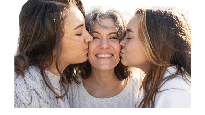 moeder wordt gekust door 2 dochters