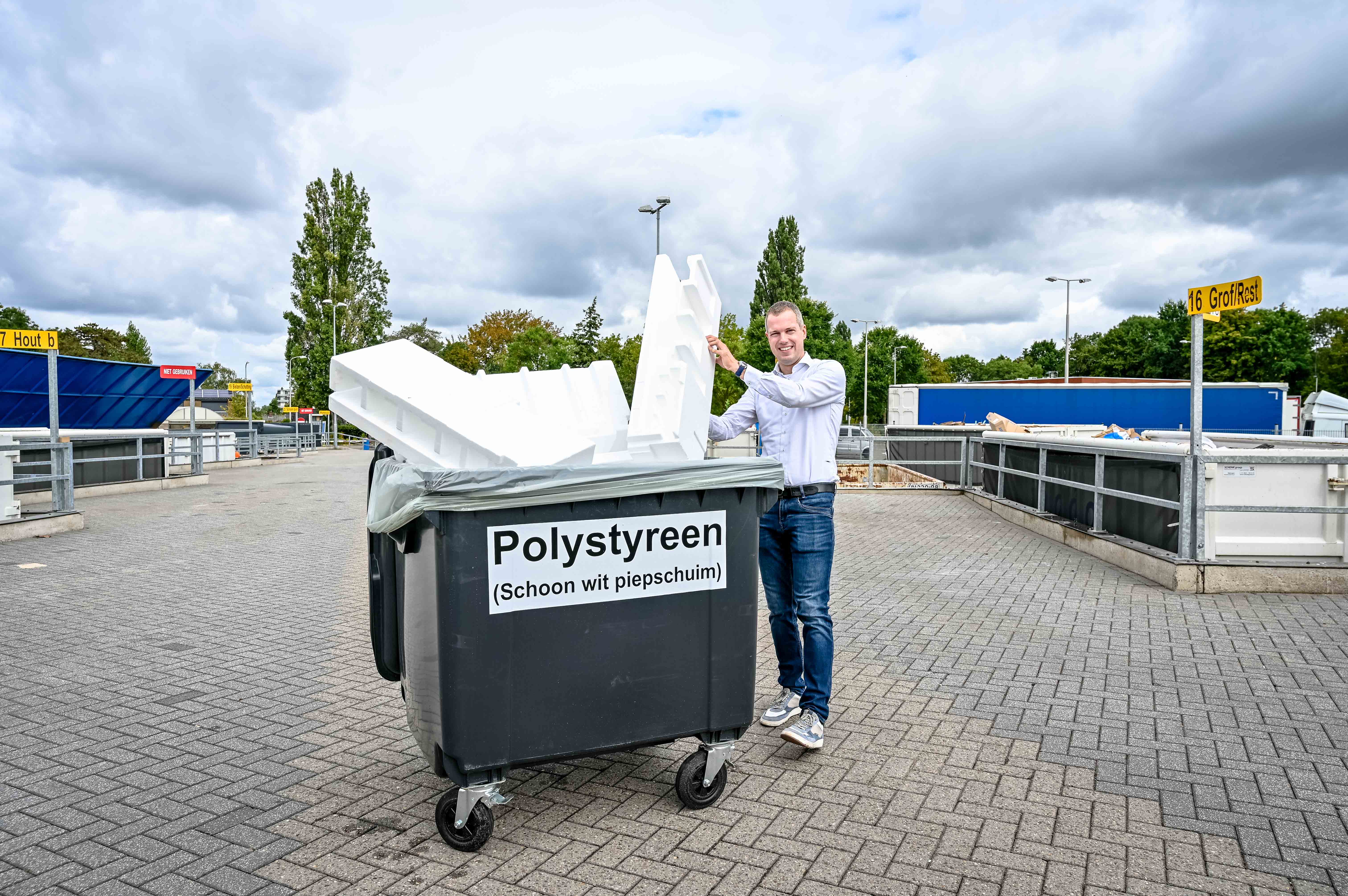 Wethouder Sjoerd Geissler bij een 'piepschuimcontainer' op de milieustraat
