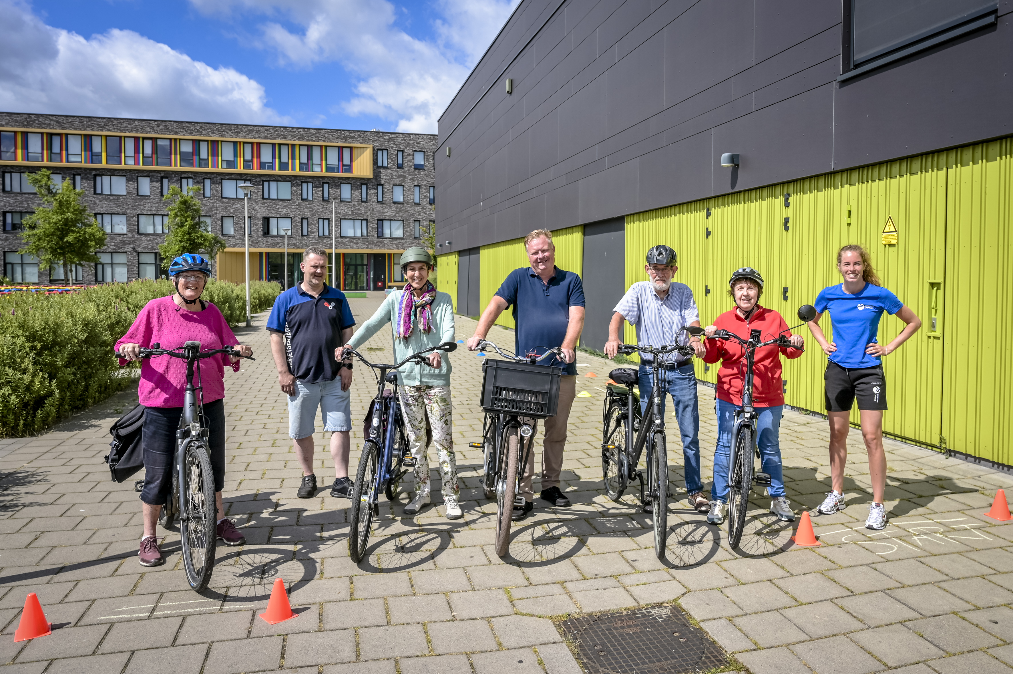 Foto van cursisten van de cursus vorig jaar in Middelwatering samen met Wethouder van Woudenberg