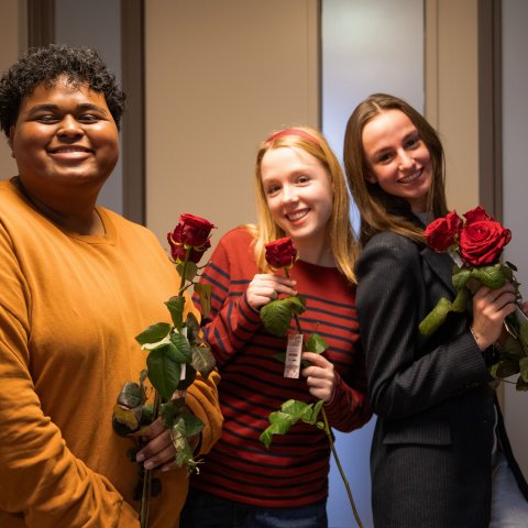 De CJR deelt bloemen uit met Valentijnsdag