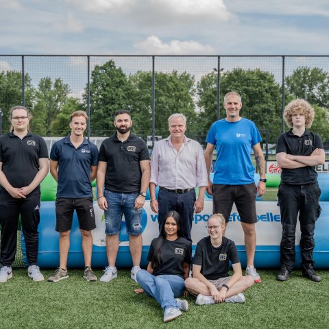 Groepsfoto van leden van de Capelse Jongerenraad samen met wethouder Faassen tijdens de sportdag