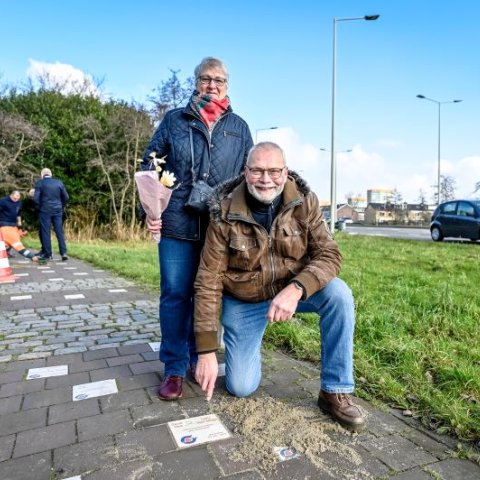 Oscar en Lenie bij hun Liefdestegel