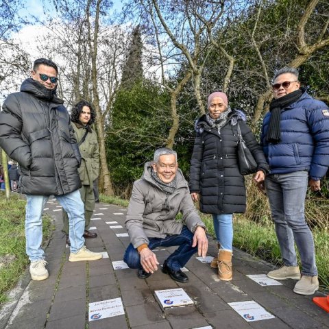 De familie van Kurt en Legijem bij hun Liefdestegel op het Oude Laantje