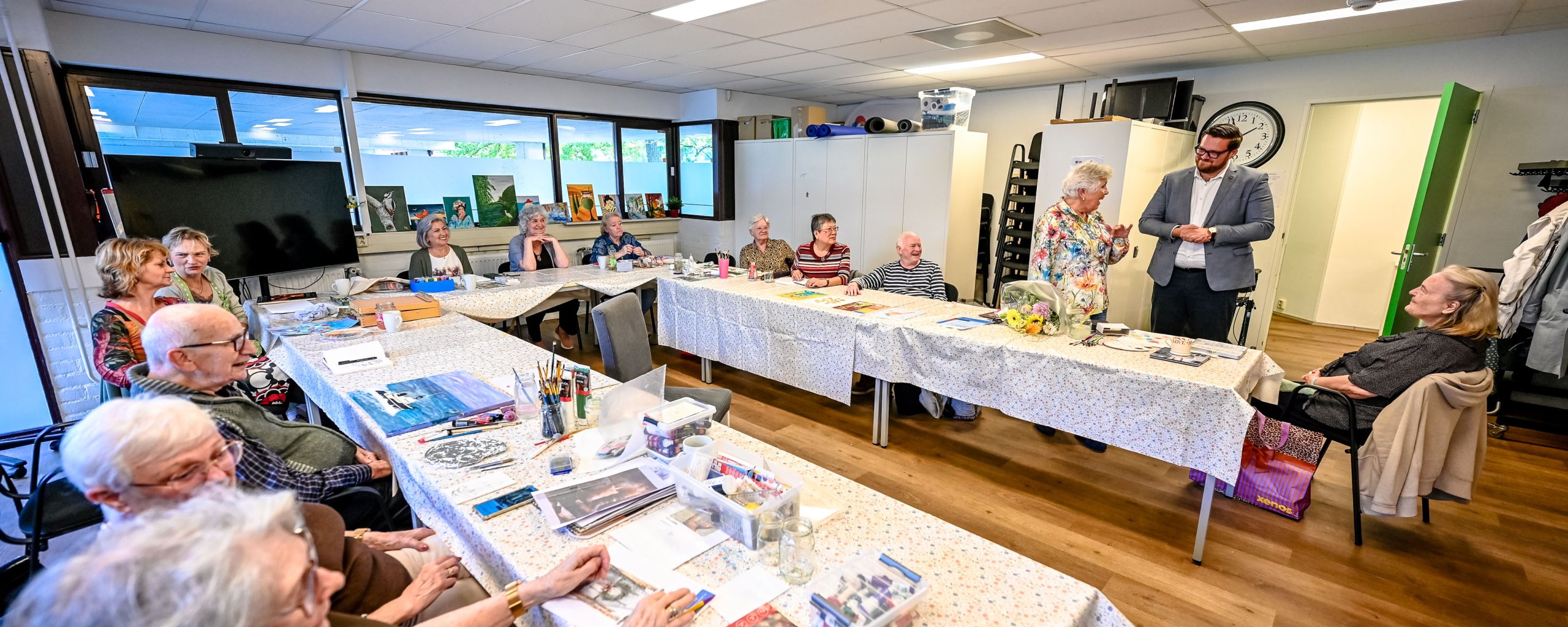 Wethouder Kerver verraste mevrouw Romer tijdens haar wekelijkse schilder- en beeldhouwclub