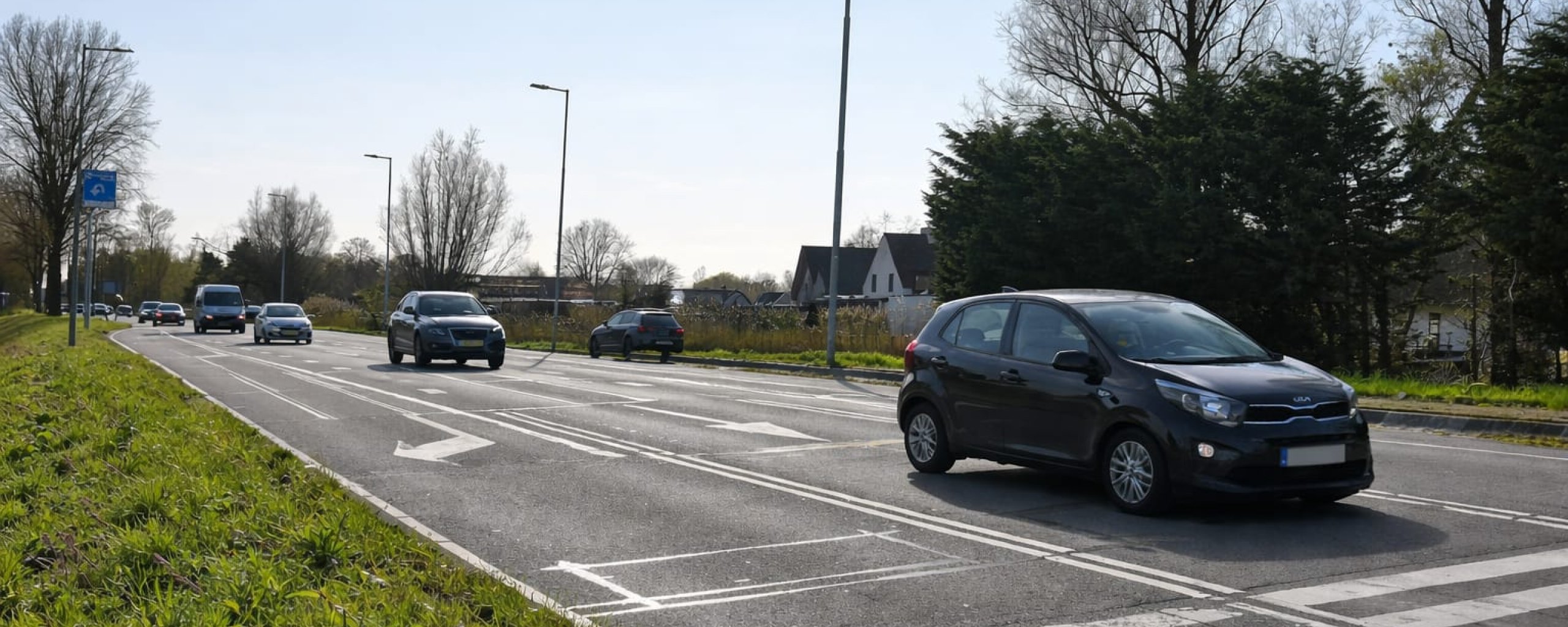 Auto's rijden over de Abram van Rijckevorselweg