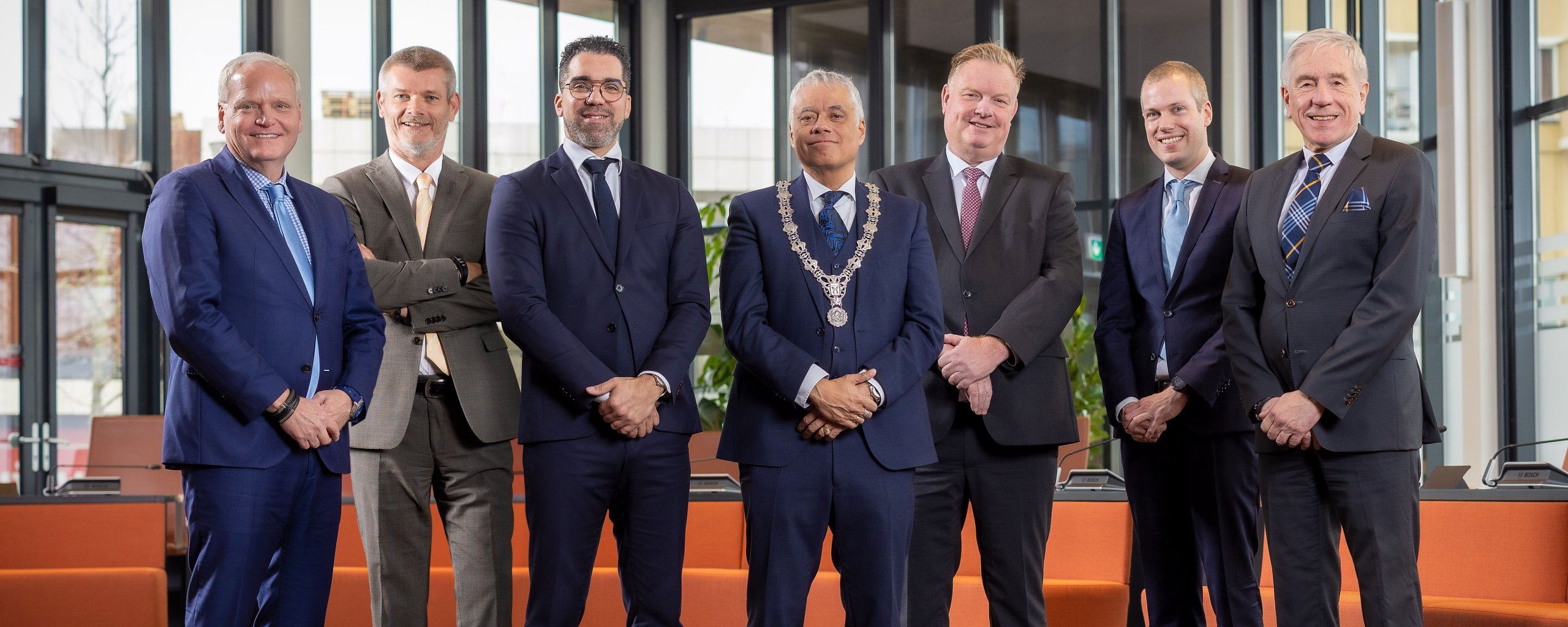 Wethouder Eric Faassen, wethouder Cor Schaatsbergen, wethouder Marc Wilson, burgemeester Joost Manusama, wethouder Rik van Woudenberg, wethouder Sjoerd Geissler, wethouder René van Hemert