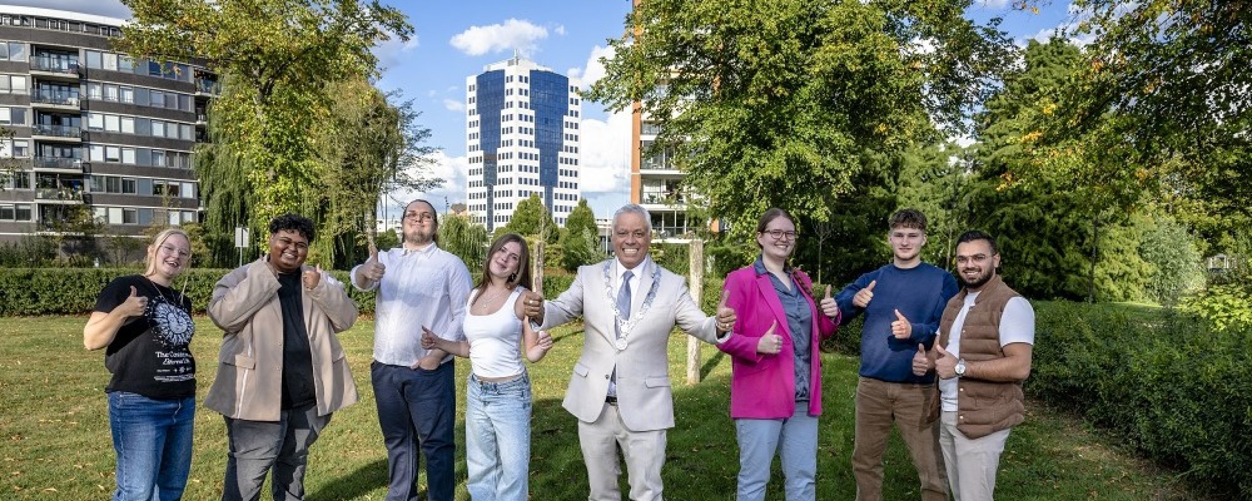 De Jongerenraad en burgemeester Joost Manusama roepen jongeren op om vooral te gaan stemmen op 29 oktober